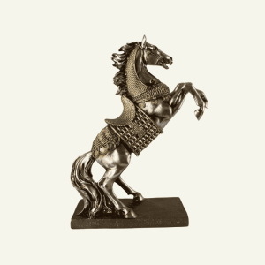 Cavaliere d’Acciaio – Escultura Decorativa de Caballo de Batalla en Plata Antigua
