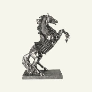 Cavaliere Invincibile – Escultura Decorativa de Caballo de Batalla en Plata Envejecida
