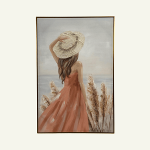 Cuadro “Attesa sul Mare” – Mujer con Sombrero y Vestido Coral 80×3×120cm