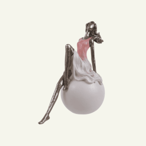Sognatrice Serena – Escultura Decorativa de Dama sobre Esfera