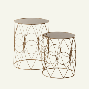 Cerchi Dorati – Juego de Mesas Esquineras con Base Calada y Cubierta de Vidrio Ahumado