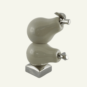 Escultura “Doppia Pera” – Peras en Composición Vertical sobre Base Metálica 24×15×33cm