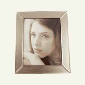 Porta Retrato “Luce Perlata” – Estilo Moderno Luminoso 32,5 × 27,5 × 1,5 cm (para foto de 8×10”)